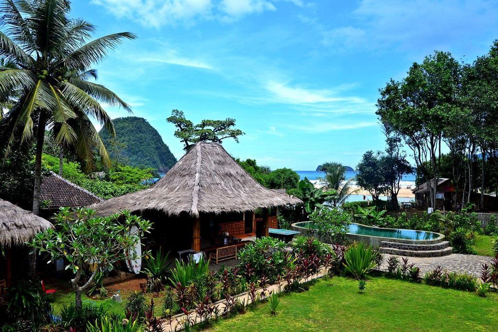 Mojosurf Camp Red Island Hotel Pasanggaran Exterior photo